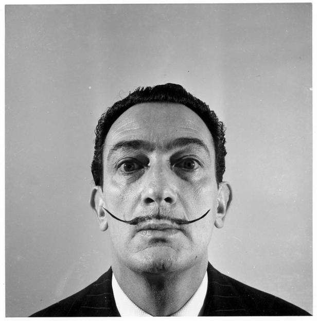 Ein Schwarzweißporträt von Salvador Dalí mit seinem charakteristischen Schnurrbart.