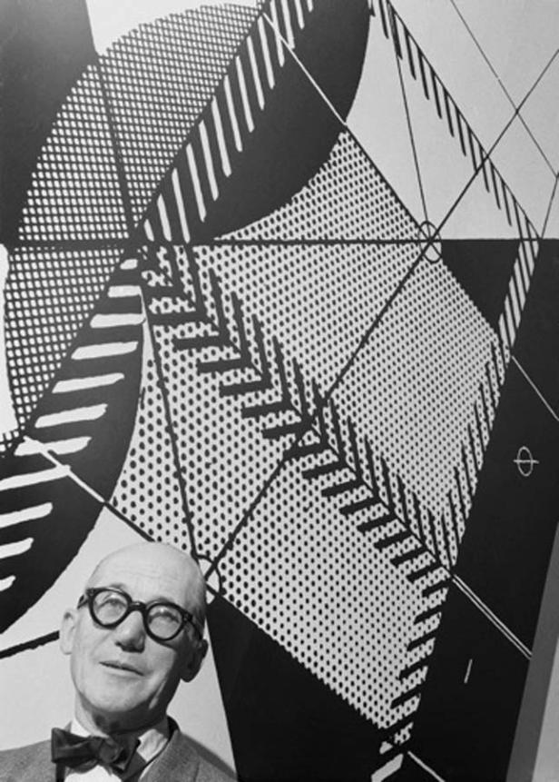 Der Architekt Walter Gropius vor einer seiner abstrakten Wandgestaltungen.