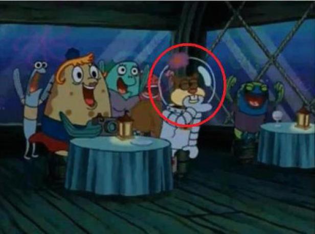 Sandy Cheeks trägt einen Raumanzug im Restaurant mit anderen Charakteren aus SpongeBob Schwammkopf.