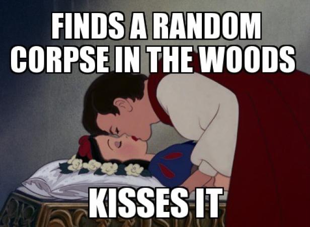 Prinz küsst Schneewittchen, die in einem gläsernen Sarg liegt.