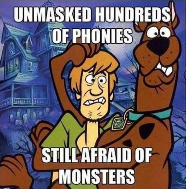 Shaggy und Scooby-Doo vor einem Spukhaus, mit dem Text: „Entlarvte Hunderte von Betrügern, haben immer noch Angst vor Monstern.“
