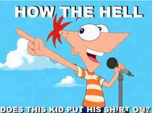 Phineas aus der Zeichentrickserie „Phineas und Ferb“ singt mit einem Mikrofon in der Hand.