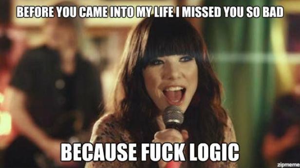 Eine Sängerin mit Mikrofon steht auf der Bühne.