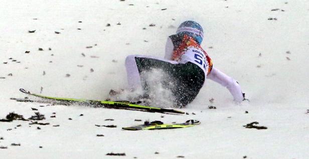 Ein Skispringer stürzt im Schnee.