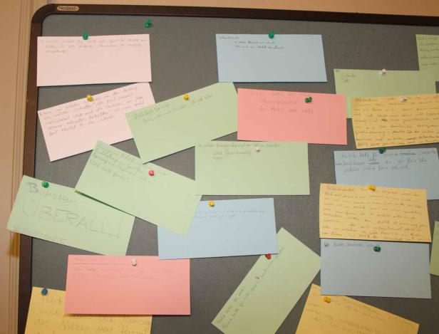 Eine Pinnwand mit Notizen und Kommentaren zu verschiedenen Themen wie Politik, Schule und Regierung.