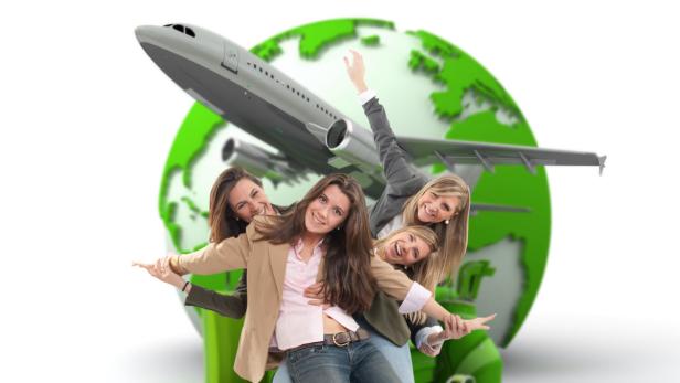 Vier Frauen posieren vor einem Globus und einem Flugzeug.