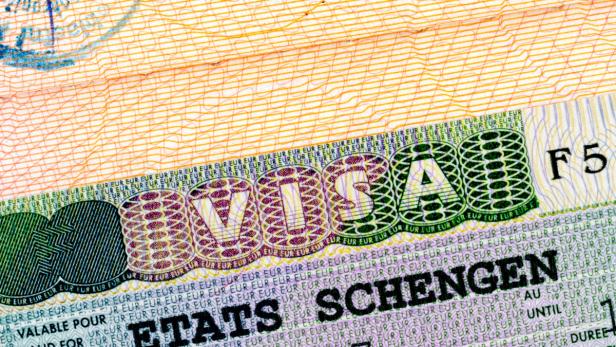 Nahaufnahme eines Schengen-Visa-Aufklebers.