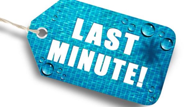 Ein blaues Preisschild im Pool-Design mit der Aufschrift „Last Minute!“.