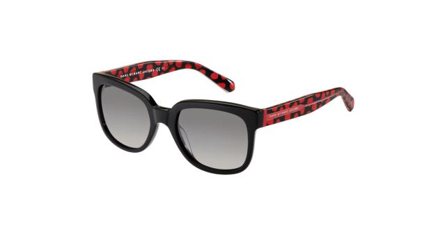 Eine schwarze „Marc by Marc Jacobs“-Sonnenbrille mit roten Herzen auf den Bügeln.