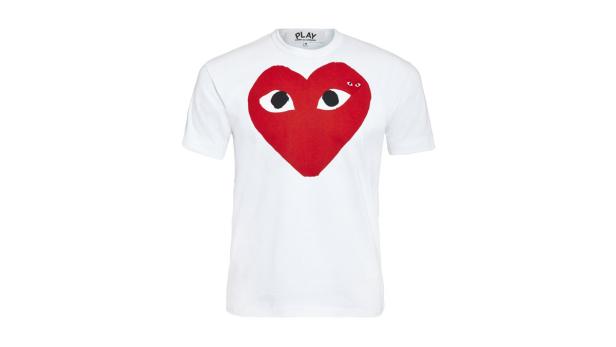 Ein weißes T-Shirt mit einem roten Herz mit Augen der Marke Comme des Garçons Play.