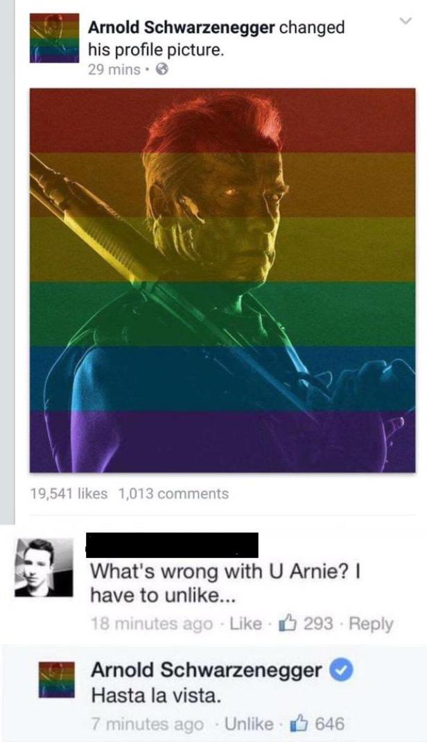 Ein Porträt von Arnold Schwarzenegger mit einem Gewehr, überlagert von einer Regenbogenflagge.