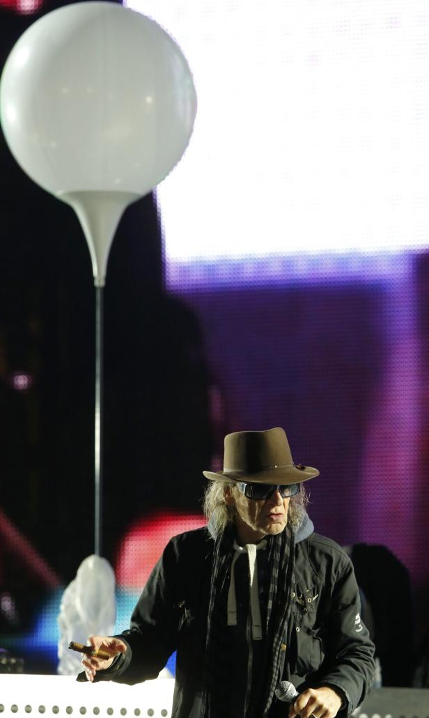 Udo Lindenberg mit Hut und Sonnenbrille, eine Zigarre in der Hand.