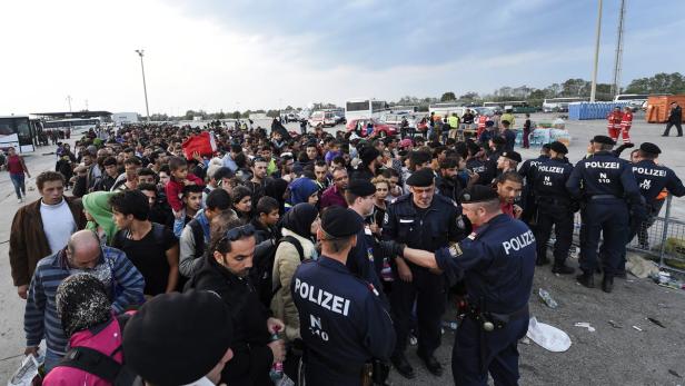 Flüchtlinge: Busse von Nickelsdorf fahren vorerst weiter