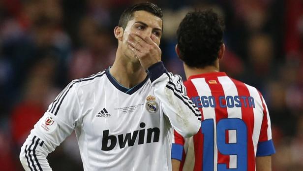 Cristiano Ronaldo hält sich während eines Spiels die Hand vor den Mund.