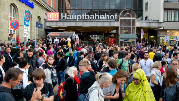 Eine Menschenmenge vor dem Hauptbahnhof.