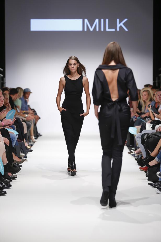 Zwei Models in schwarzen Outfits laufen auf einer Modenschau für „Milk“.