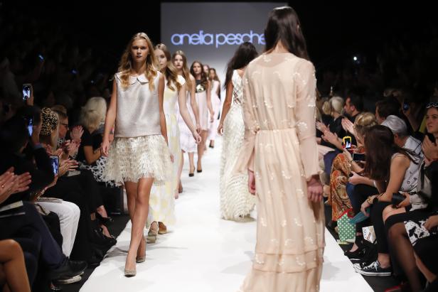 Models präsentieren Mode von Anelia Pesche auf einem Laufsteg.