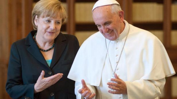 Angela Merkel und Papst Franziskus bei einem Treffen.