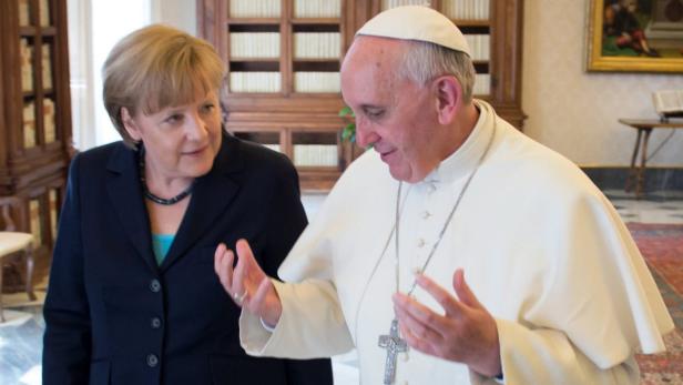 Angela Merkel trifft Papst Franziskus in einem formellen Rahmen.