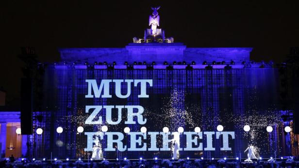 Mauer aus Licht stieg in den Berliner Nachthimmel