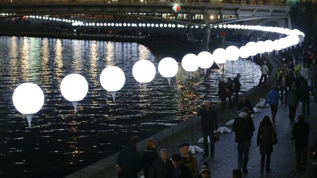 Mauer aus Licht stieg in den Berliner Nachthimmel