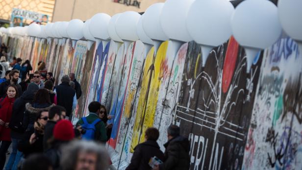 Mauer aus Licht stieg in den Berliner Nachthimmel