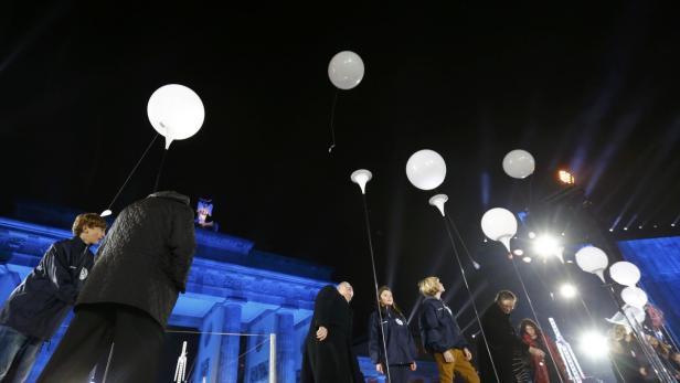 Mauer aus Licht stieg in den Berliner Nachthimmel