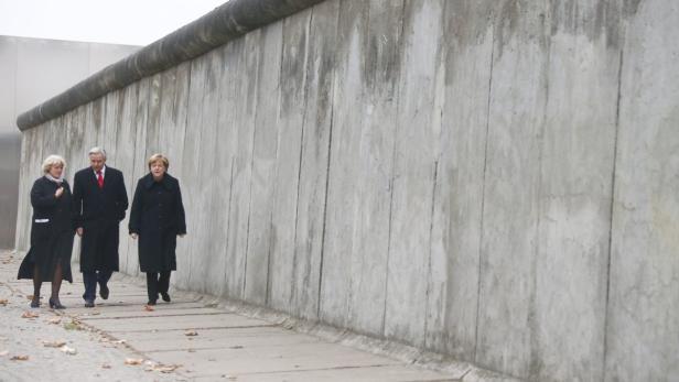 Mauer aus Licht stieg in den Berliner Nachthimmel