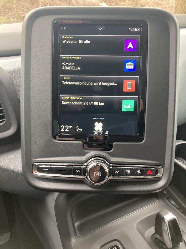 Das Display eines Autos zeigt Navigation, Radio Arabella, Telefonverbindung und Fahrdaten.