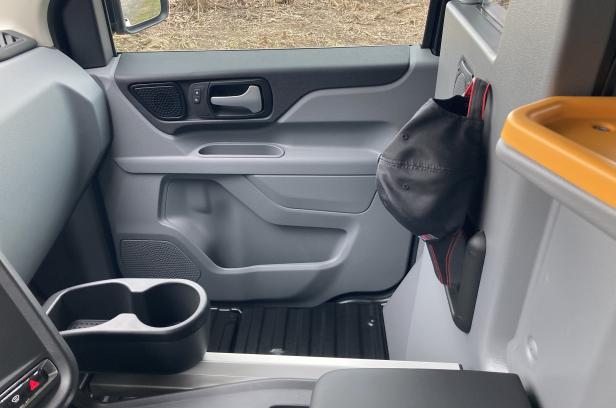 Innenansicht der Tür eines Autos mit einer schwarzen Kappe, die daran hängt.