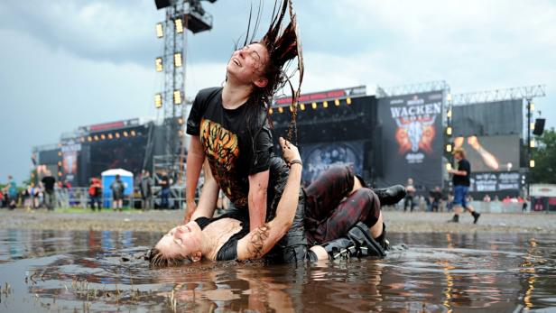 Zwei Frauen kämpfen schlammbedeckt auf dem Wacken Open Air Festival.