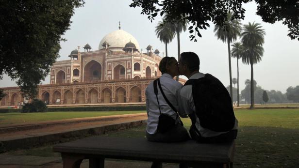 Ein Paar küsst sich vor dem Humayun-Mausoleum in Delhi.