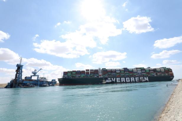 Suezkanal-Blockade: Containerschiff bewegt sich leicht