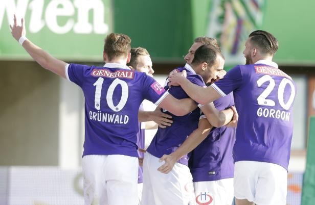 Fußballspieler von Austria Wien feiern gemeinsam ein Tor.