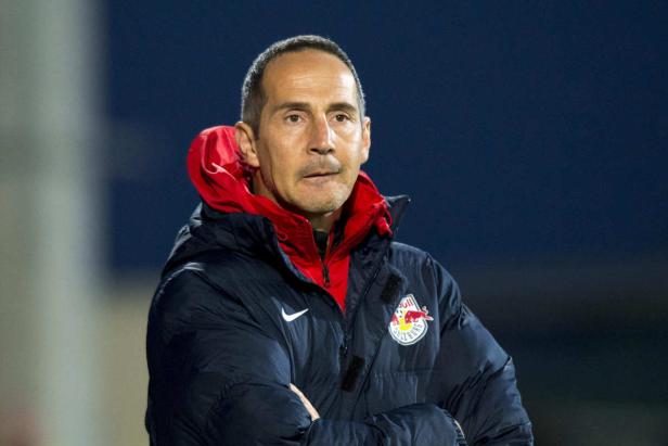 Trainer von Red Bull Salzburg mit verschränkten Armen.