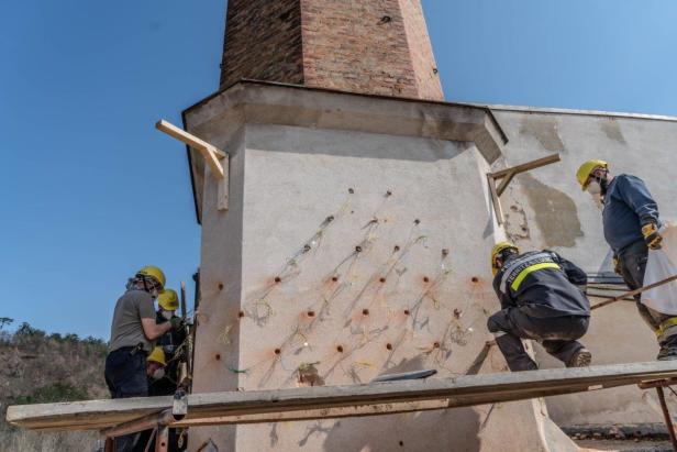 Feuerwehr sprengte über 100 Jahre alten Schornstein