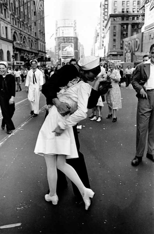 Ein Matrose küsst eine Krankenschwester in einer Menschenmenge auf dem Times Square, New York.