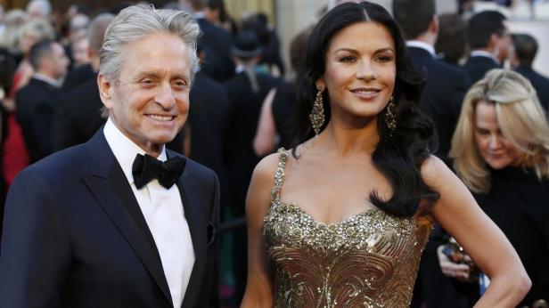 Michael Douglas und Catherine Zeta-Jones posieren auf dem roten Teppich.