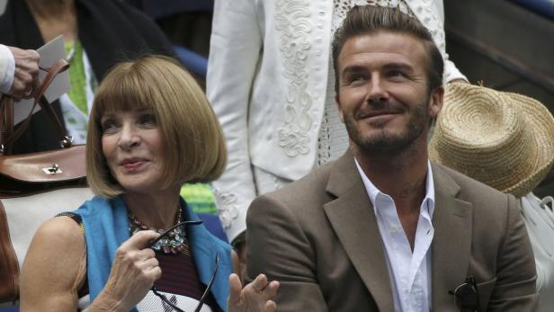 Anna Wintour und David Beckham sitzen nebeneinander bei einer Veranstaltung.