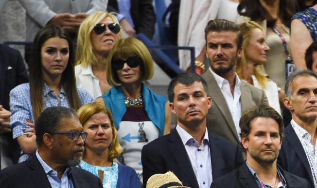 Anna Wintour, David Beckham und Bradley Cooper sitzen im Publikum bei einem Tennismatch.