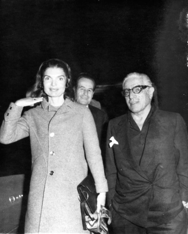 Jackie Kennedy mit zwei Begleitern in einer Schwarzweißaufnahme.
