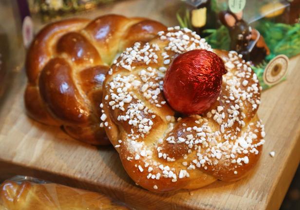 Brauchtumsgebäck: Taube und Golgota auf dem Ostertisch