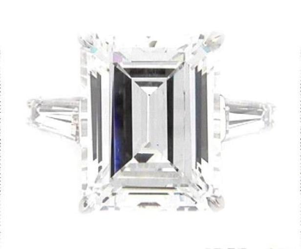 Ein Verlobungsring mit einem smaragdgeschliffenen Diamanten.