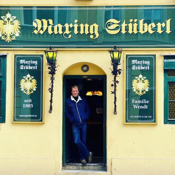 Ein Mann steht im Eingang des „Maxing Stüberl“, einem Gasthaus mit Tradition seit 1805.