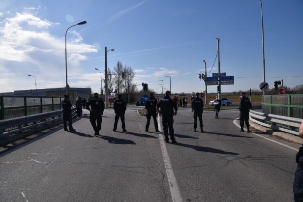 Aktivisten gegen Abschiebungen legten Ostautobahn lahm