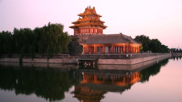 Ein traditionelles chinesisches Gebäudeensemble spiegelt sich im Wasser.