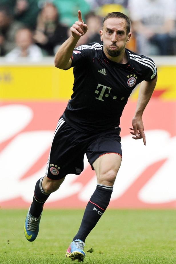Ribery: 'Wir haben auch für den Trainer gewonnen' Franck Ribéry im Trikot des FC Bayern München jubelt mit erhobenem Zeigefinger.
