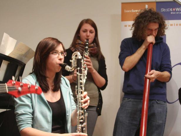 Drei Personen spielen Klarinette und Didgeridoo.
