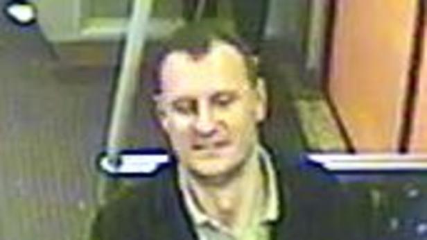 Ein Mann mit dunkler Jacke und hellem Hemd blickt in die Kamera.