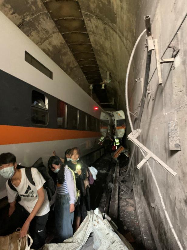 Taiwan: Zug in Tunnel entgleist